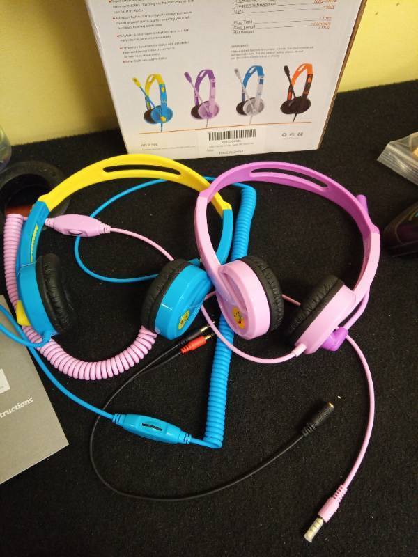 lot 2120 image: 3.5mm Wired Headset with Microphone Adjustable Over-Ear Students Headphones 2-Pack Retail $21.09
