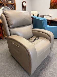 Golden power recliner45 x 35 x 36 in Seat width: 22 in