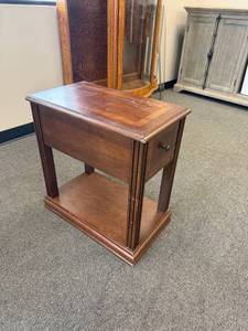 lot 16 image: Single drawer side table23 x 13 x 22 in