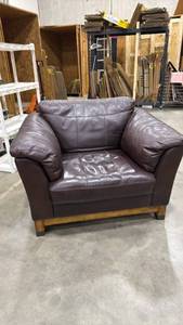 lot 22 image: Wrangler Home leather chair 34 x 44 x 36 in seat width is 22 in