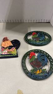 lot 1067 image: Rooster Kitchen Trivet and Ceramic spoon rest