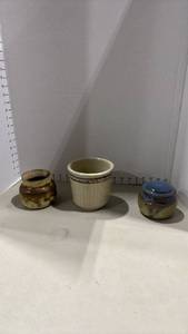 lot 1070 image: Vintage 5-inch Red Wing Union Stoneware Gray Line beater jar, glazed pottery jars