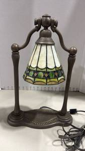 lot 1075 image: Tiffany Style Stained Glass Desk Lamp