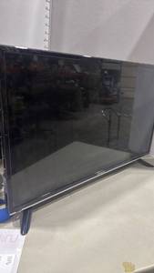lot 1105 image: Hitachi 32-Inch LED Flat Screen TV no remote