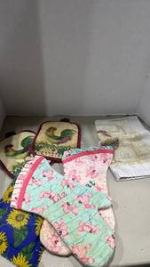 lot 1149 image: Decorative Kitchen Textile Set with Oven Mitts, Pot Holders, and Dish Towels