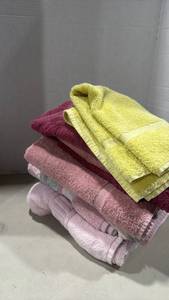 lot 1151 image: Bath towels and hand towels