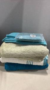 lot 1152 image: Mixed Bath Towel and Washcloth Set&nbsp Teal, White &amp Beige