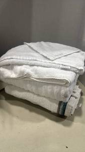 lot 1153 image: Mixed White Bath Towel Set
