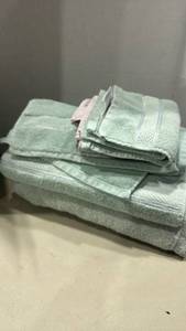 lot 1154 image: Soft Green Bath Towel Set