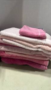 lot 1155 image: Pink Bath Towel Set - Assorted Shades