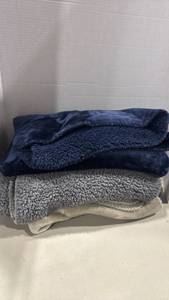 lot 1157 image: Throw blankets