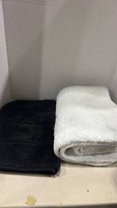 lot 1159 image: Bath mats