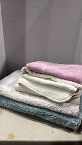 lot 1160 image: Bath mats and towels