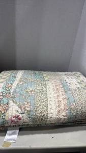 lot 1170 image: Laura Hart quilted blanket fullqueen