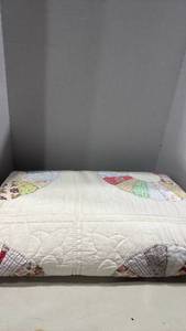 lot 1171 image: Handmade Dresden Plate Patchwork Quilt approx 82x82