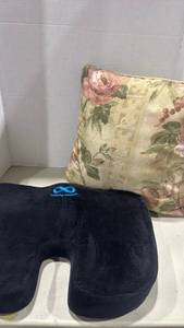 lot 1173 image: Everlasting Comfort Seat Cushion and Floral Decorative Pillow Set