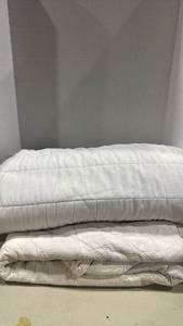 lot 1174 image: FullQueen mattress padtopper and bed spread