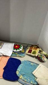 lot 1182 image: Assorted Kitchen Linens and Pot Holders Collection