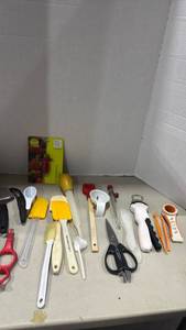 lot 1211 image: Mixed Kitchen Gadget and Utensil Lot