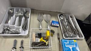 lot 1215 image: Mixed Kitchen Utensil and Flatware Lot