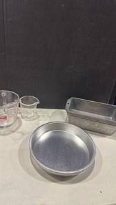 lot 1224 image: Baking Pan Set with Glass Measuring Cups