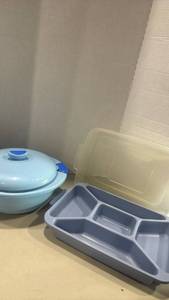 lot 1240 image: Rubbermaid Servin Saver Divided Lunch Tray with Lid and Blue Insulated Serving Bowl Set