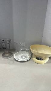 lot 1248 image: Kitchen Essentials Set - Digital Scale, Glass Cake Dome & Measuring Cup
