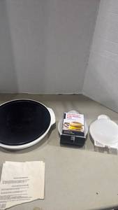 lot 1251 image: Microwave Browning Plate and Egg Muffin Pan Set