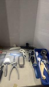 lot 1255 image: Mixed Kitchen Utensil and Gadget Lot
