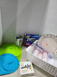lot 1277 image: Big bag  ziploc,silicone splash guards and more
