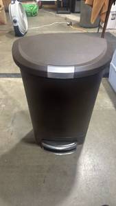 lot 1320 image: Step-On Trash Can with Pedal Base and Dome Lid 13 gal