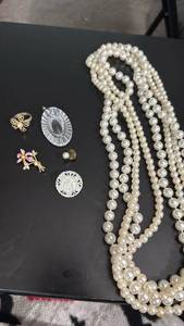 lot 1500 image: Womens jewelry