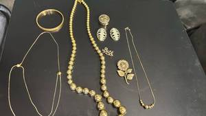 lot 1502 image: Womens jewelry
