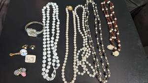 lot 1511 image: Womens jewelry