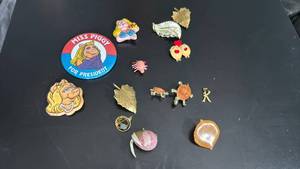 lot 1512 image: Miss piggy and other pins