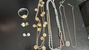 lot 1513 image: Womens jewelry