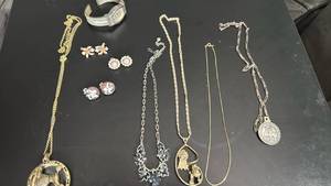 lot 1514 image: Womens jewelry