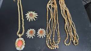lot 1515 image: Womens jewelry