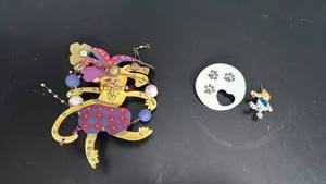 lot 1516 image: Pins and more