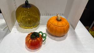 lot 2005 image: 3 glass pumpkins