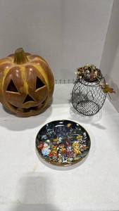 lot 2009 image: Frankliint Howl O Ween collectors plate, clay pumpkin and wire pumpkin