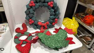 lot 2043 image: Holiday decor