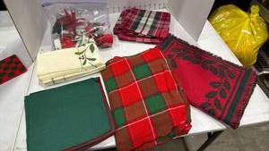 lot 2052 image: Table runner, placemats, napkins and rings