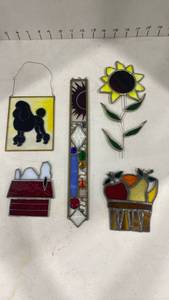 lot 2076 image: Glass sun catchers