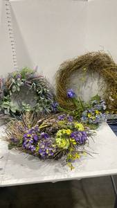 lot 2077 image: Summertime wreaths, tallest 22in, with case