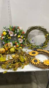 lot 2083 image: Wreaths, 4, approx 20in ea and case