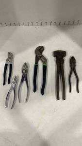 lot 2092 image: Assorted pliers and more