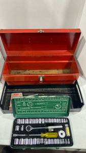 lot 2098 image: Metal toolbox and ratchet set
