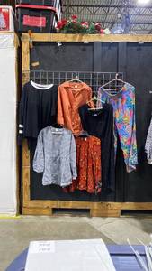 lot 2121 image: Ladies clothing sizes L and XL, summery gauze pants and more