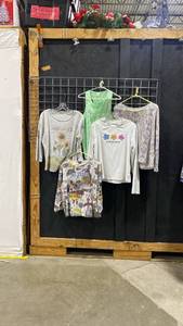 lot 2124 image: Ladies tops sizes L, XL